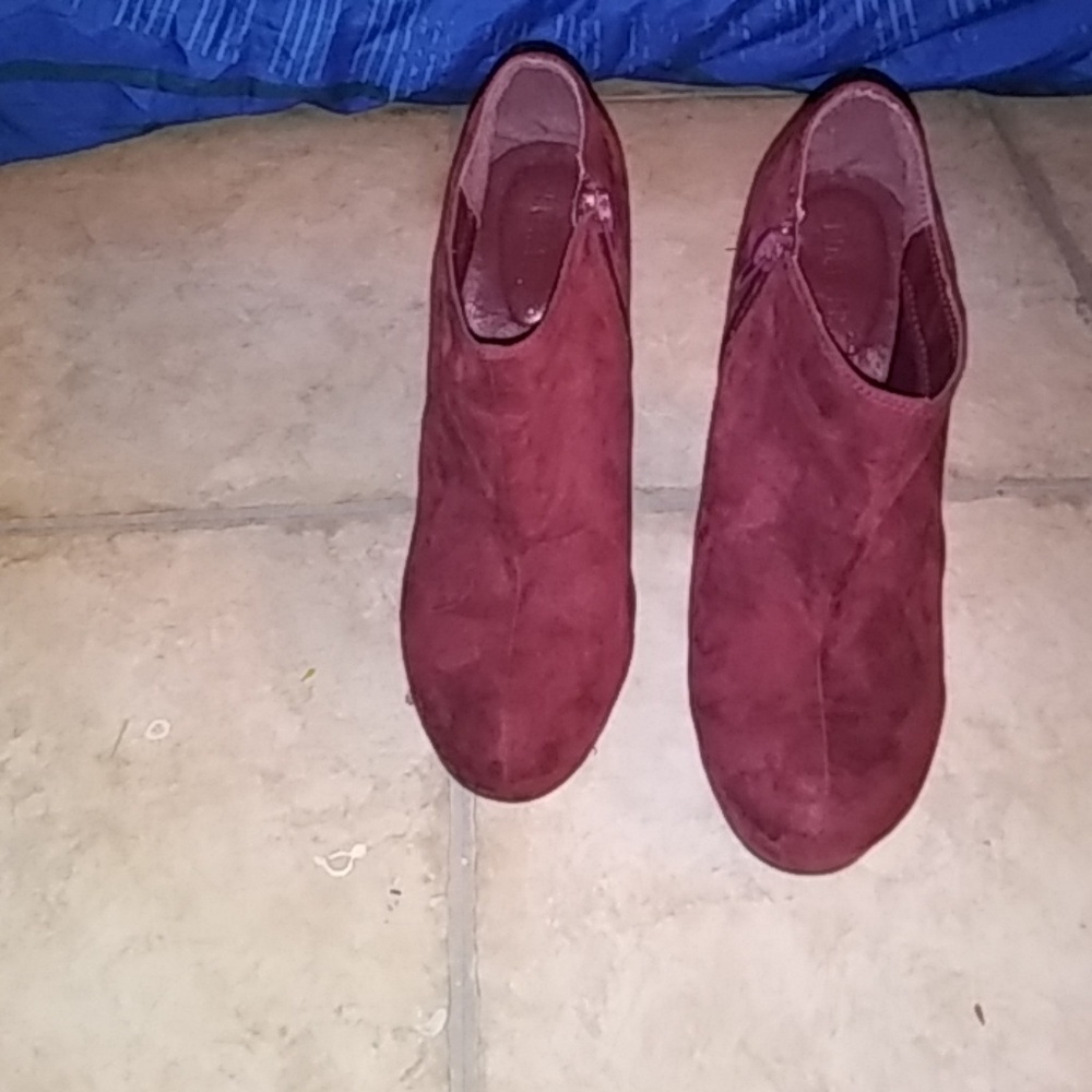 Forever 21 maroon wedge booties size 7 1\2